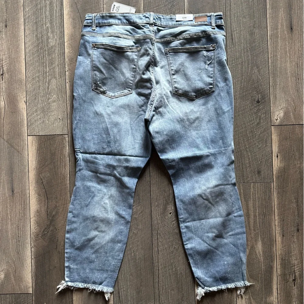 Judy Blue Plus Size Mid Rise Monroe Distressed Boyfriend Mom Jeans - Picture 4 of 8